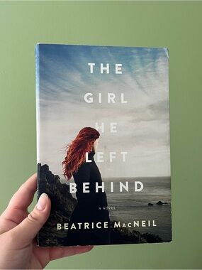 📚 4/25$ 📚 The Girl He Left Behind by Beatrice MacNeil